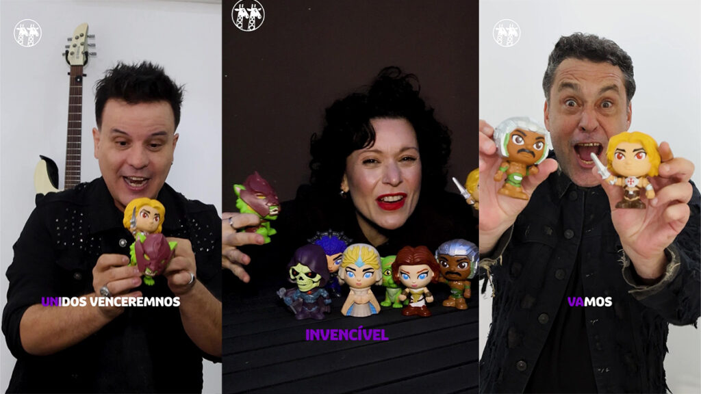 Patricia Marx, Luciano Nassyn e Juninho Bill segurando bonecos do He-Man em foto promocional do Giraffas