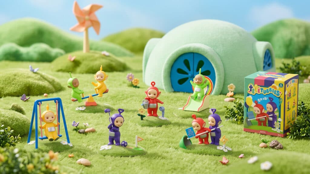 Blind box da coleção Teletubbies da Miniso com miniaturas em cenário lúdico no gramado e caixa ao lado.