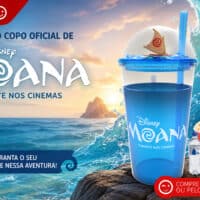Copo oficial colecionável da Cinemark de Moana, com onda azul e topper de canoa, anunciando pré-venda nos cinemas.