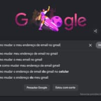 Tela do Google com opção e resultados sobre como mudar o endereço de email no Gmail, com ícone do Gmail no fundo.