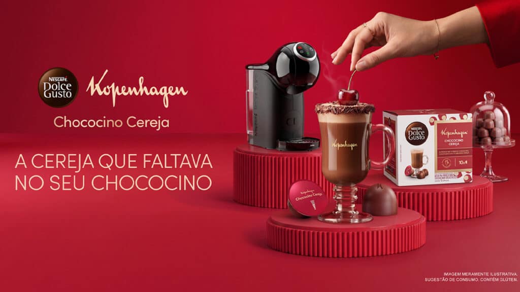 Divulgação do Chococino Cereja Kopenhagen para Nescafé Dolce Gusto, com máquina e xícara em fundo vermelho