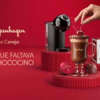 Divulgação do Chococino Cereja Kopenhagen para Nescafé Dolce Gusto, com máquina e xícara em fundo vermelho