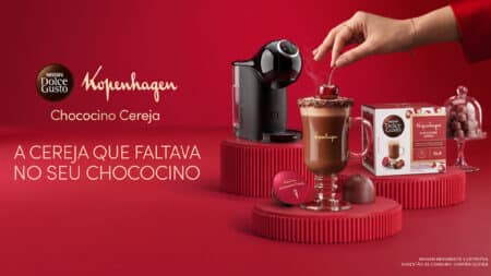 Chococino Cereja Kopenhagen para Nescafé Dolce Gusto (edição limitada) Divulgação do Chococino Cereja Kopenhagen para Nescafé Dolce Gusto, com máquina e xícara em fundo vermelho