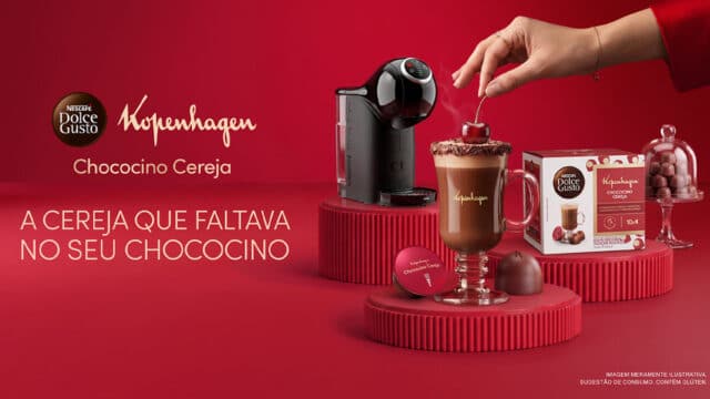 Divulgação do Chococino Cereja Kopenhagen para Nescafé Dolce Gusto, com máquina e xícara em fundo vermelho