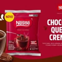 Embalagem Nestlé Professional Chocolate Quente Cremoso de 2,01 kg ao lado de um copo com bebida de chocolate