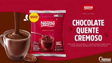 Embalagem Nestlé Professional Chocolate Quente Cremoso de 2,01 kg ao lado de um copo com bebida de chocolate