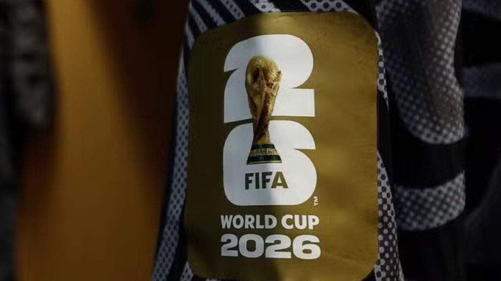 Patch dourado da FIFA World Cup 2026 em camiseta, com número 3 e o logo FIFA.