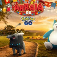 Cena do evento Arraiá do Pokémon GO com Taurus de Paldea em cenário festivo junino ao pôr do sol.