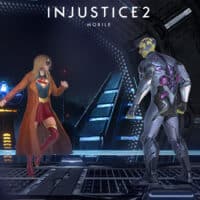 Supergirl e Krypto em Injustice 2 Mobile, com a vilã do espaço em cenário futurista e iluminação azul.