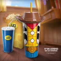 Copos temáticos da UCI com personagens de Toy Story 5, com um copo grande do Woody e outro azul.