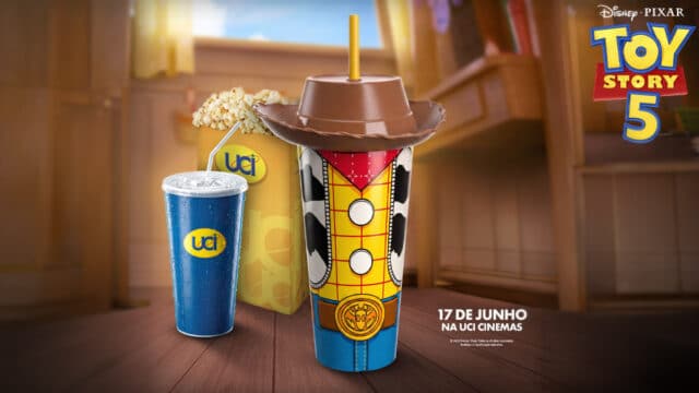 Copos temáticos da UCI com personagens de Toy Story 5, com um copo grande do Woody e outro azul.