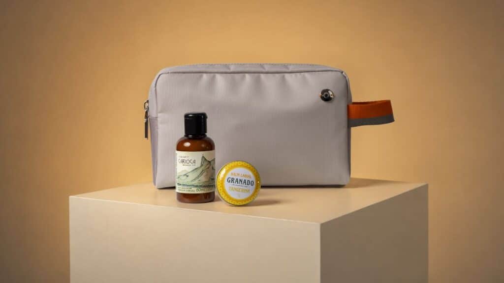 Kit exclusivo da GOL e Granado com necessaire e frascos de cosméticos sobre pedestal, em fundo claro.