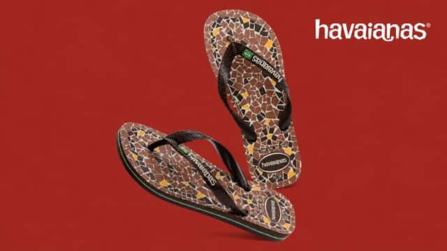 Havaianas Top Caquinhos com estampa inspirada em pisos de caquinhos tradicionais, em fundo vermelho