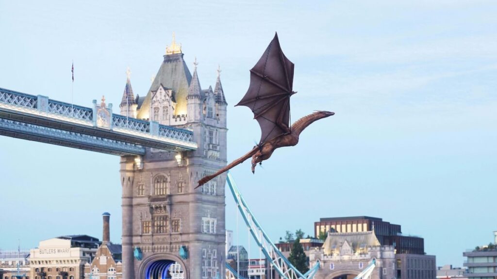 Syrax em voo sobre Londres, com o dragão próximo à Tower Bridge durante ação promocional do HBO Max