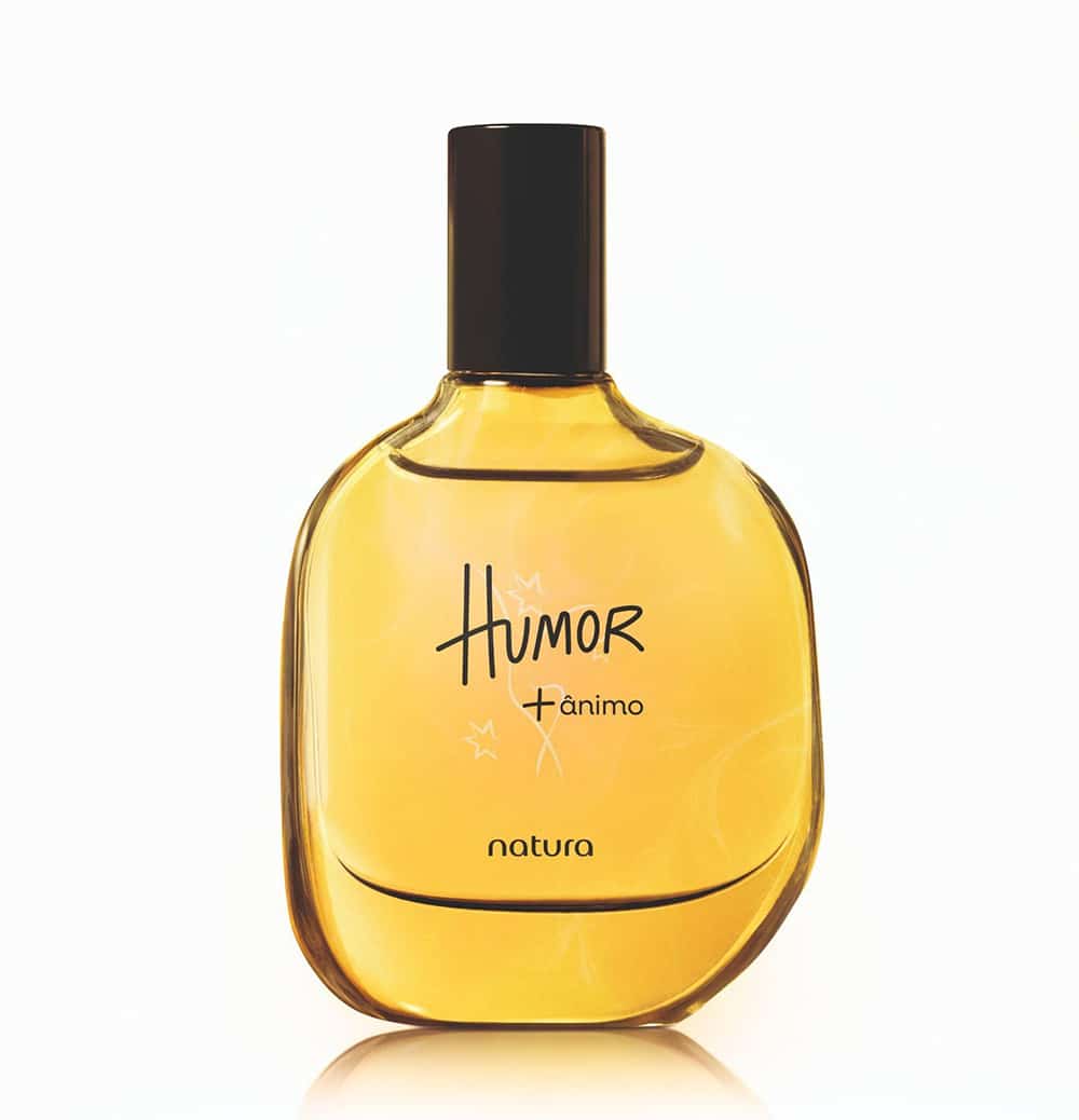 Frasco do perfume Natura Humor e carinho, com frasco âmbar e tampa preta, fundo claro.