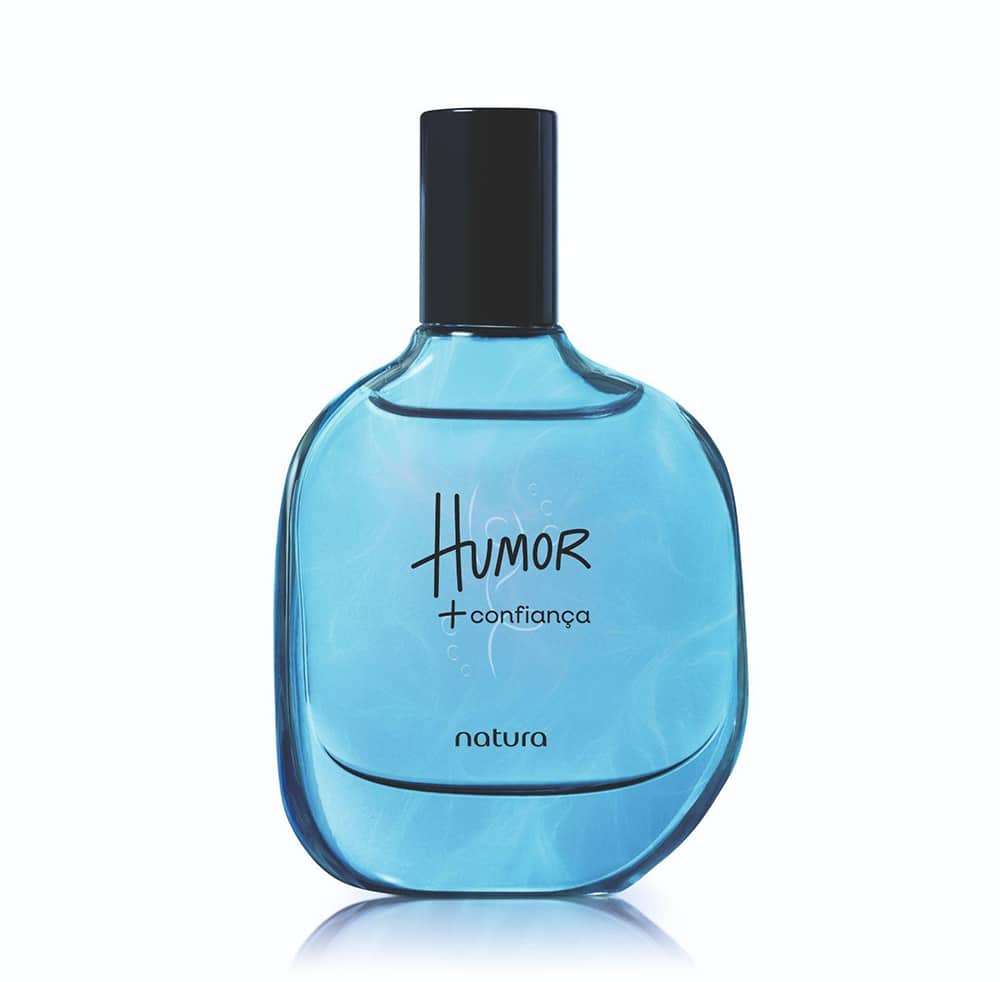 Frasco do perfume Natura Humor + confiança, em tom azul, com escrita “Humor + confiança” no rótulo.