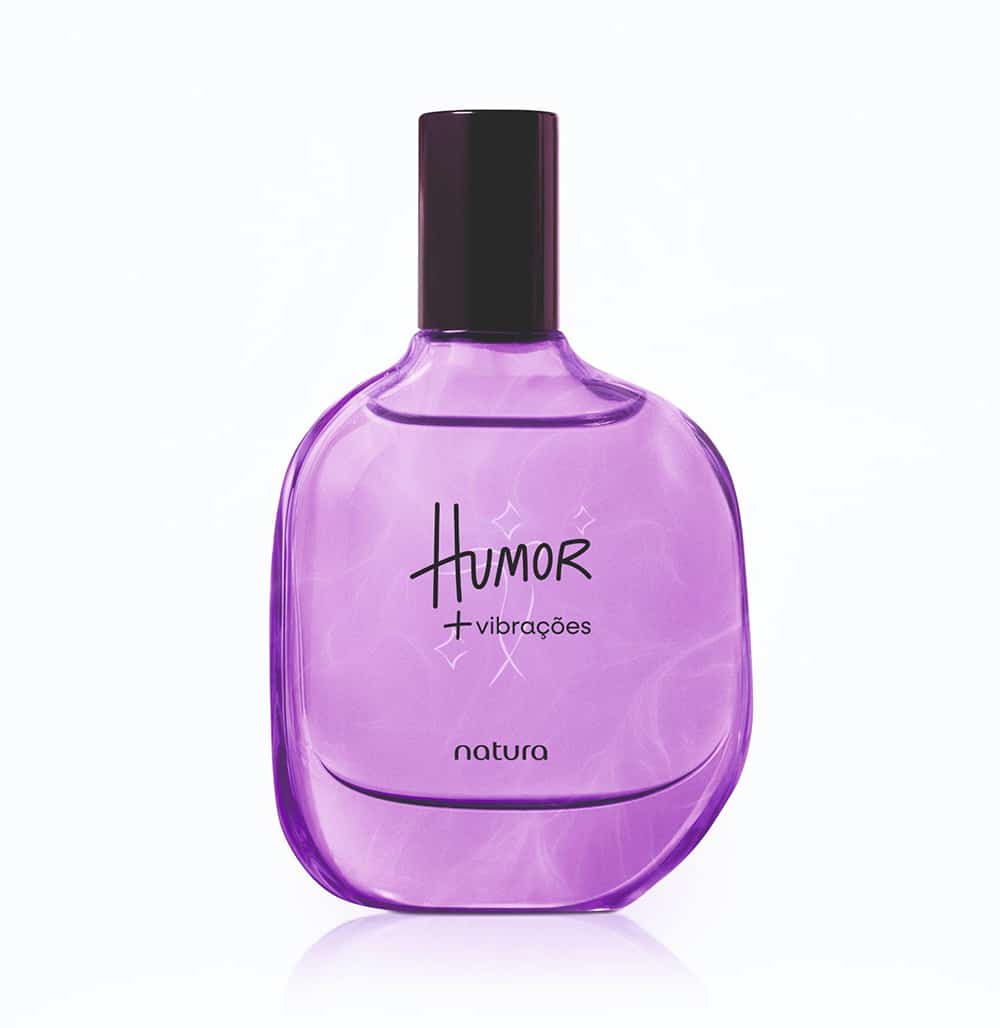 Frasco do perfume Natura Humor +vibrações na cor roxa, com rótulo “Humor + vibrações”.