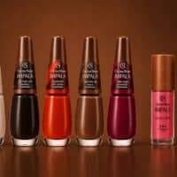 Linha de esmaltes e glosses Impala e Cacau Show com aroma de chocolate, em cores cremosas e peroladas, sobre fundo marrom