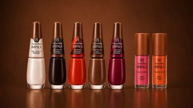 Linha de esmaltes e glosses Impala e Cacau Show com aroma de chocolate, em cores cremosas e peroladas, sobre fundo marrom