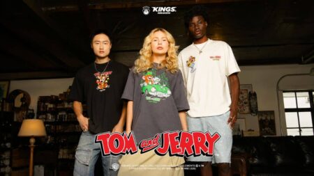 Três modelos com camisetas da collab Kings Sneakers e Tom and Jerry, em estúdio, com destaque para a estampa Tom e Jerry.
