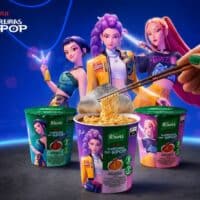 Noodles Knorr e edição limitada Guerreiras do K-POP, com embalagens e palitos sendo usados em fundo temático Netflix.
