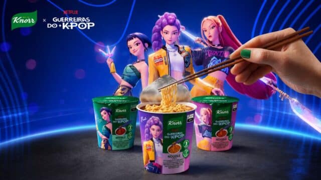 Noodles Knorr e edição limitada Guerreiras do K-POP, com embalagens e palitos sendo usados em fundo temático Netflix.