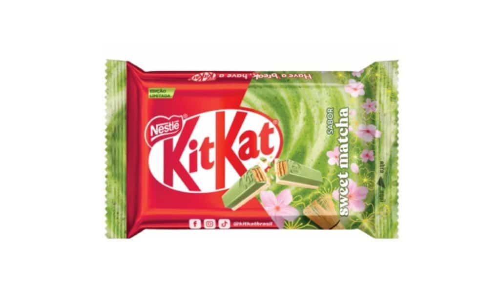 Embalagem de KitKat sabor matcha em edição limitada, com fundo verde e detalhes de flor e folhas.