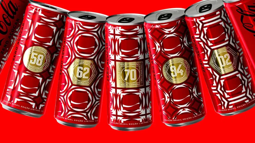 Latas vermelhas de refrigerante com números e detalhes gráficos, com destaque para séries numeradas 62, 70 e 94.