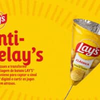Imagem da campanha LAY’S Anti-Delay’s com saco de batatas e texto promocional em fundo amarelo