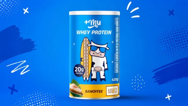 Embalagem de whey protein Mais Mu Nanica sabor banoffee, com destaque para 20g de proteína em 420g