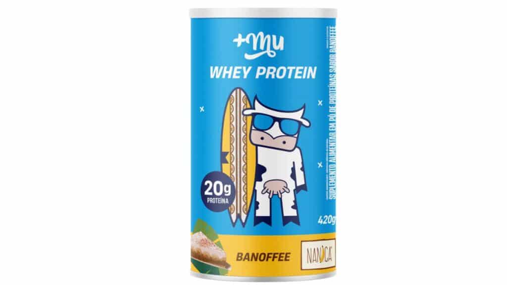 Embalagem de Whey Protein da Mais Mu, sabor banoffee, com destaque para a linha Nanica e informações nutricionais no rótulo.