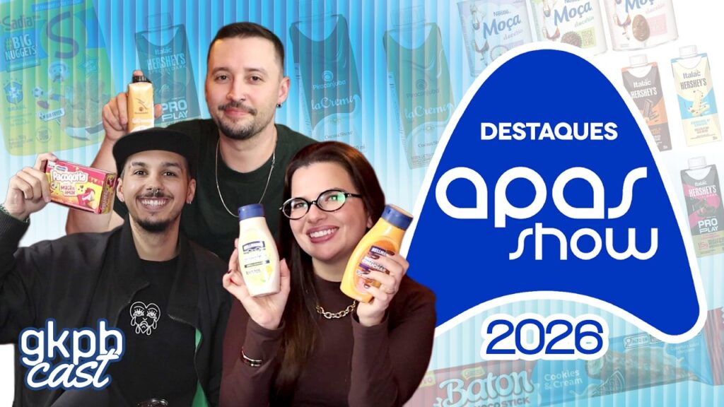 Equipe em foto promocional na APAS Show 2026, segurando produtos e com selo “Destaques apas show 2026” ao lado.