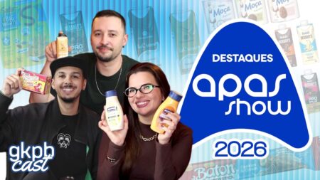 Destaques da APAS Show 2026 com equipe e produtos Equipe em foto promocional na APAS Show 2026, segurando produtos e com selo “Destaques apas show 2026” ao lado.