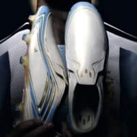 Chuteiras da Adidas da coleção 'El Último Tango' brancas e azuis em destaque, associadas à Copa do Mundo de Lionel Messi