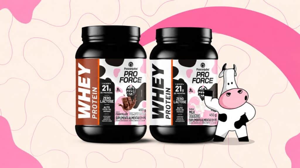 Piracanjuba ProForce e Milky Moo whey protein em pó Embalagens de whey protein Piracanjuba ProForce Milky Moo: duas unidades com rótulos preta e rosa no fundo claro