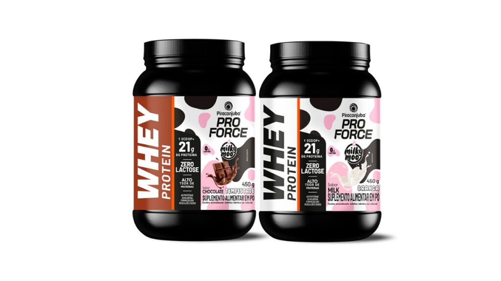 Embalagens de whey protein Piracanjuba ProForce Milky Moo Branca (milk) e Milky Moo Tempestade (chocolate).