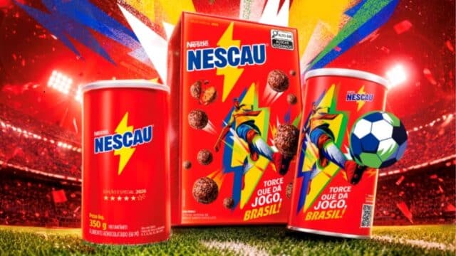 Embalagens do Nescau em edição limitada com tema de futebol e cores vibrantes, em cenário de estádio.