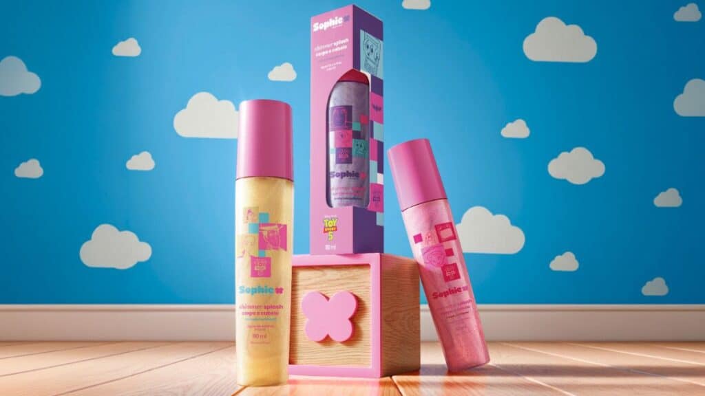 O Boticário Toy Story 5: splash infantil para cabelo e corpo Produtos infantis O Boticário inspirados em Toy Story 5 em embalagem rosa e azul sobre fundo com nuvens