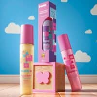 Produtos infantis O Boticário inspirados em Toy Story 5 em embalagem rosa e azul sobre fundo com nuvens
