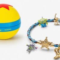 Pulseira Pandora com pingentes de Toy Story e bola temática Disney x Pandora em fundo branco
