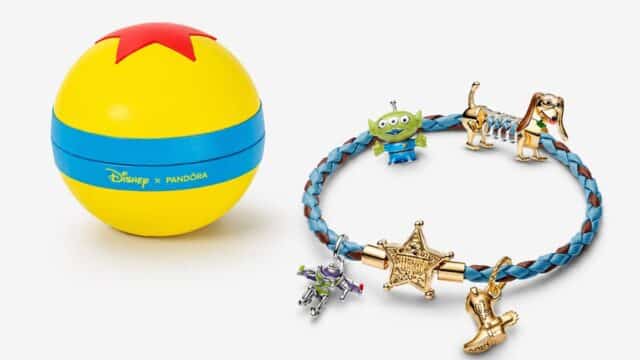 Pulseira Pandora com pingentes de Toy Story e bola temática Disney x Pandora em fundo branco