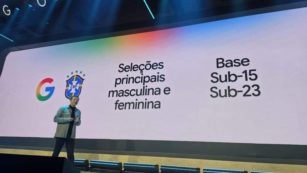 Palestrante em palco ao lado de telão com informações: Seleções principais masculina e feminina, Base Sub-15 e Sub-23
