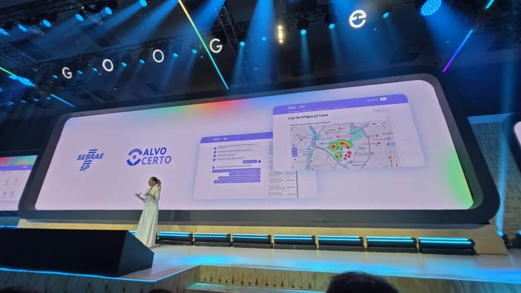 Palco do evento Google For Brasil 2026 com projeções de IA e logos de parceria entre Google e Sebrae-SP.