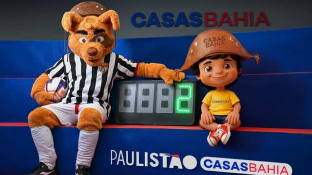 Mascotes do Paulistão e Casas Bahia ao lado de placa digital com 88, em cenário do campeonato em azul e listras