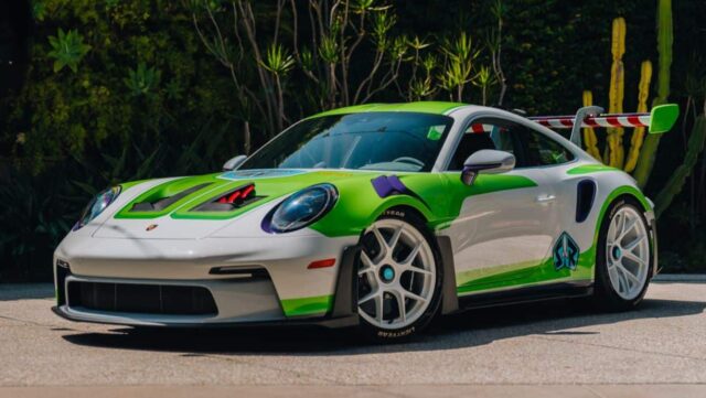 Porsche 911 inspirado em Buzz Lightyear, com pintura verde e branca e detalhes roxos, estacionado ao ar livre.