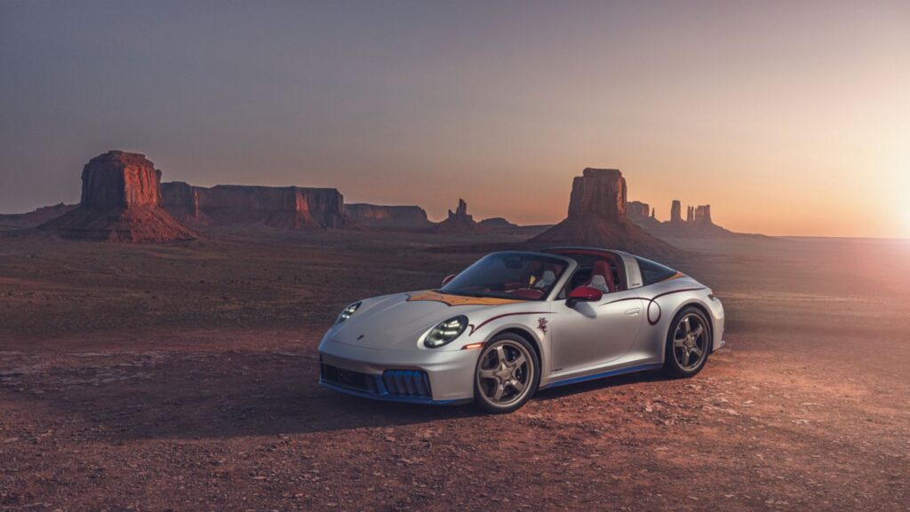 Porsche 911 inspirado em Jessie (Toy Story) em cena no deserto ao pôr do sol.