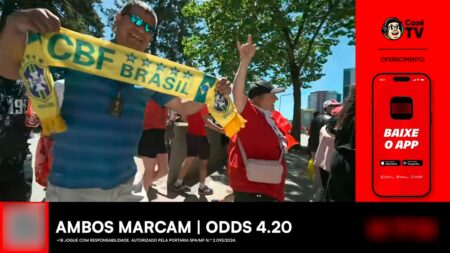 Imagem de propaganda da CazéTV com app de apostas e pessoas perto de um banner da CBF Brasil.