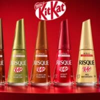 Linha de esmaltes Risqué KitKat em frascos coloridos no fundo vermelho