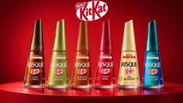 Linha de esmaltes Risqué KitKat em frascos coloridos no fundo vermelho