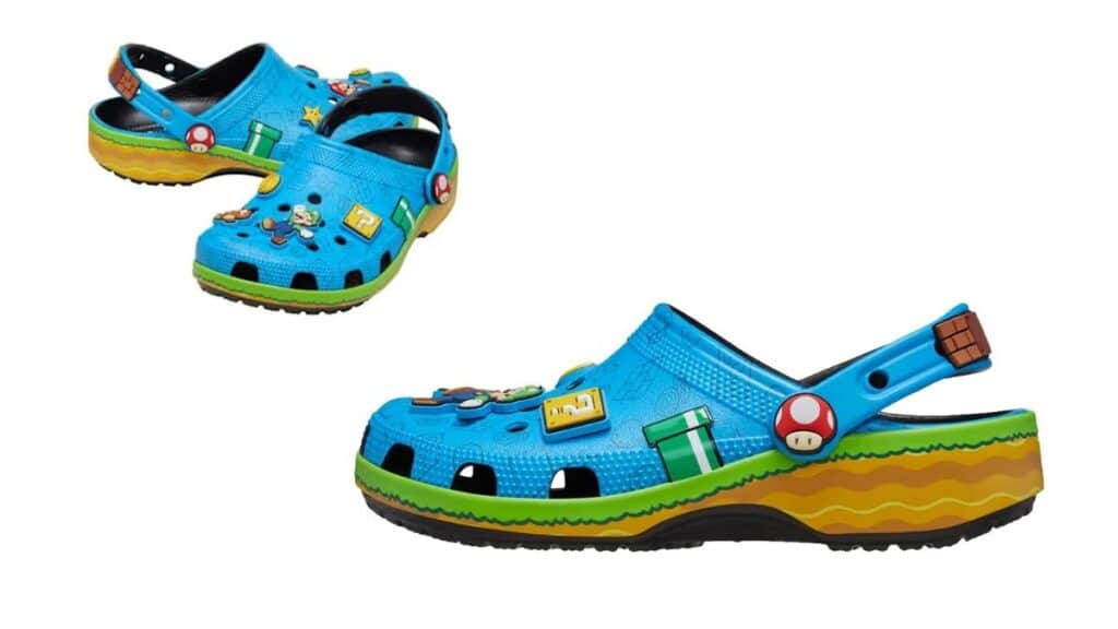 Par de Crocs azuis infantil com tema de Super Mario Bros, com acessórios de chapéu e Mario no cabedal.